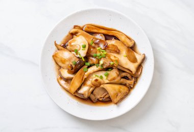 İstiridye soslu kızarmış kral istiridye mantarı. Sağlıklı, vejetaryen ya da vejetaryen yemek tarzı.