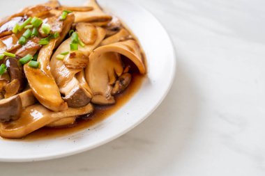 İstiridye soslu kızarmış kral istiridye mantarı. Sağlıklı, vejetaryen ya da vejetaryen yemek tarzı.