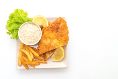 Beyaz arkaplanda balık ve cips izole