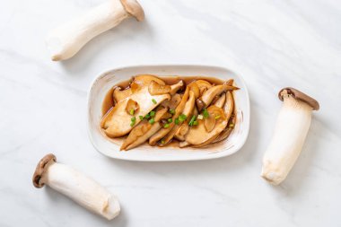 İstiridye soslu kızarmış kral istiridye mantarı. Sağlıklı, vejetaryen ya da vejetaryen yemek tarzı.