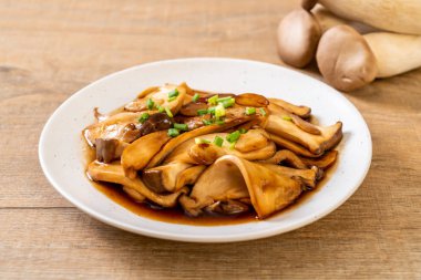 İstiridye soslu kızarmış kral istiridye mantarı. Sağlıklı, vejetaryen ya da vejetaryen yemek tarzı.