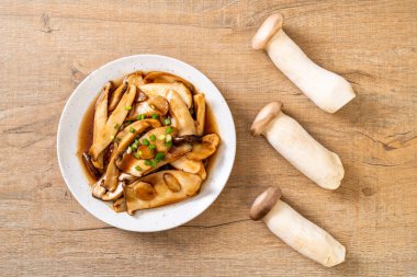 İstiridye soslu kızarmış kral istiridye mantarı. Sağlıklı, vejetaryen ya da vejetaryen yemek tarzı.