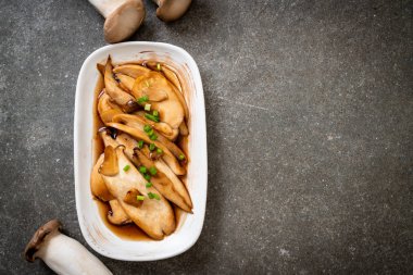 İstiridye soslu kızarmış kral istiridye mantarı. Sağlıklı, vejetaryen ya da vejetaryen yemek tarzı.