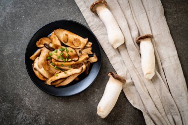 İstiridye soslu kızarmış kral istiridye mantarı. Sağlıklı, vejetaryen ya da vejetaryen yemek tarzı.