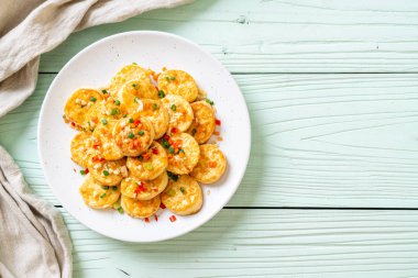 Sahanda yumurta yumuşak tofu sarımsak - sağlıklı, vegan ve sebze gıda tarzı