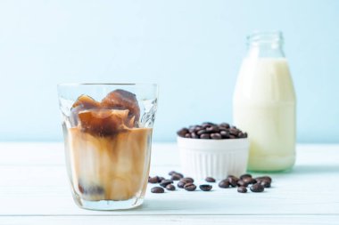 ahşap masa üzerinde sütlü kahve buz küpleri