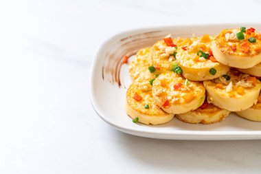 Sahanda yumurta yumuşak tofu sarımsak - sağlıklı, vegan ve sebze gıda tarzı