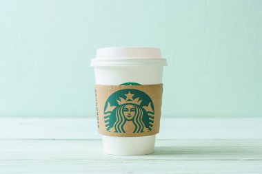 Bangkok, Tayland - 5 Haziran 2018: Beyaz kahve fincanı Starbucks logosu üzerinde tahta arka plan ile. Starbucks dünyanın en büyük kahve evi 61 ülke içinde 20.000'den fazla mağaza ile mi.