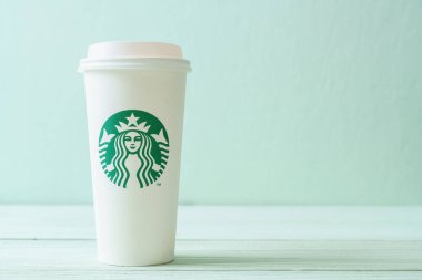 Bangkok, Tayland - 5 Haziran 2018: Beyaz kahve fincanı Starbucks logosu üzerinde tahta arka plan ile. Starbucks dünyanın en büyük kahve evi 61 ülke içinde 20.000'den fazla mağaza ile mi.
