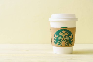 Bangkok, Tayland - 5 Haziran 2018: Beyaz kahve fincanı Starbucks logosu üzerinde tahta arka plan ile. Starbucks dünyanın en büyük kahve evi 61 ülke içinde 20.000'den fazla mağaza ile mi.