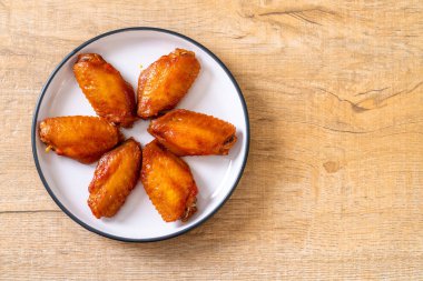 Barbekü tavuk kanadı sosu ile