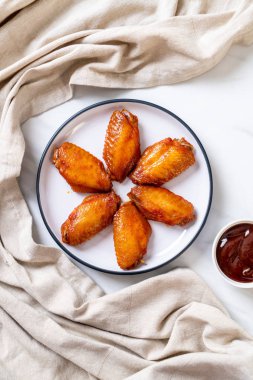 Barbekü tavuk kanadı sosu ile