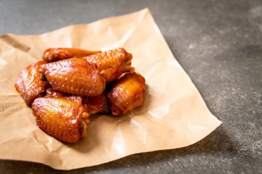 Barbekü tavuk kanadı sosu ile