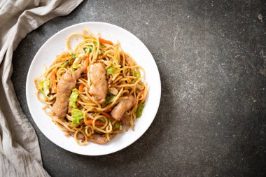tavada kızartılmış yakisoba noodle pork - Asya gıda tarzı ile