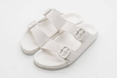 Kadınlar beyaz arka plan üzerinde izole sandalet deri