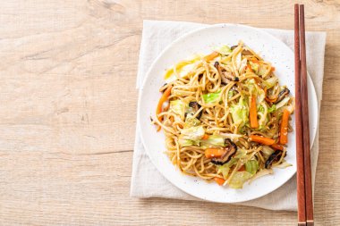 tavada kızartılmış yakisoba noodle sebzeli - vegan ve vejetaryen yiyecekler