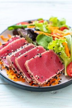 Taze ton balığı ve sebze salatası. Sağlıklı yemek.