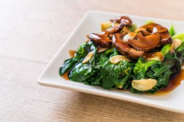 Sarımsaklı istiridye soslu kızarmış Hong Kong Kale heyecan