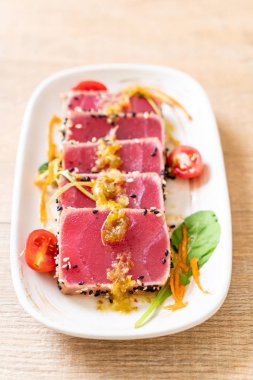 Taze orkinos ile baharatlı salata sosu - ham sağlıklı gıda