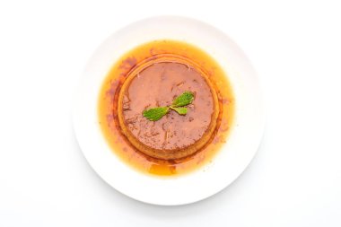 Ev yapımı karamel kremalı puding beyaz arka plan üzerinde izole