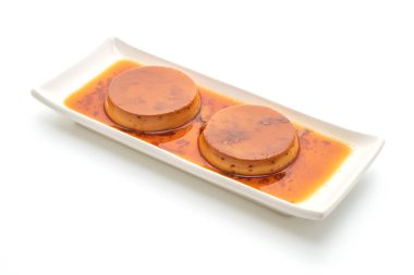 Ev yapımı karamel kremalı puding beyaz arka plan üzerinde izole
