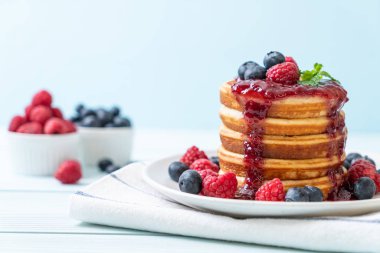 Taze ahududu ve yabanmersinli gözleme.