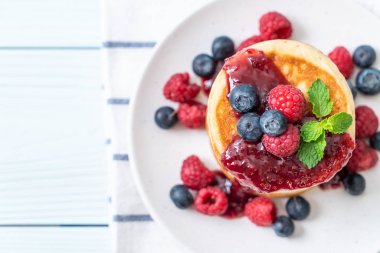 Taze ahududu ve yabanmersinli gözleme.
