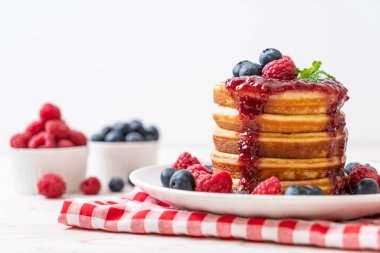 Taze ahududu ve yabanmersinli gözleme.