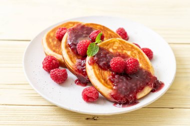 Taze ahududu ve frambuaz sos ile sufle gözleme