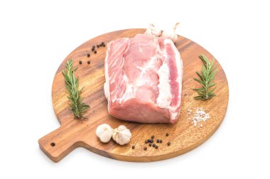 Beyaz arka planda izole edilmiş taze domuz filetosu.