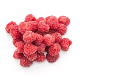 Beyaz arka planda izole edilmiş taze ahududu