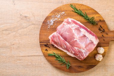 taze domuz ham filetosu ahşap tahta üzerinde