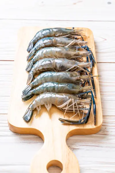 kesme tahtası üzerinde taze mavi karides