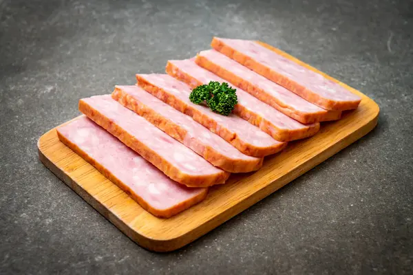 dilimlenmiş taze çiğ pastırma Barbekü