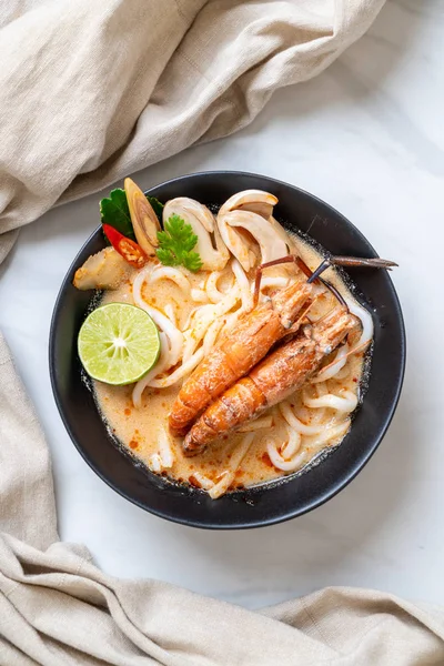 Baharatlı karides udon ramen noodle (Tom Yum Goong) - Japon füzyon gıda tarzı