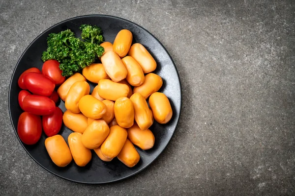 domuz eti kokteyl sosisi plaka üzerinde