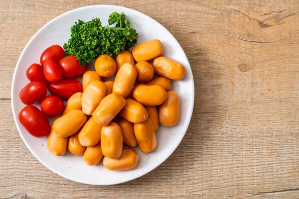 domuz eti kokteyl sosisi plaka üzerinde