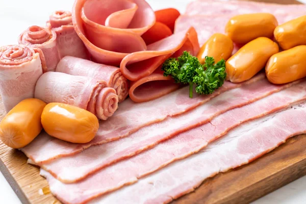 pastırma, sosis, jambon füme ve barbekü pastırma ahşap tahta üzerinde