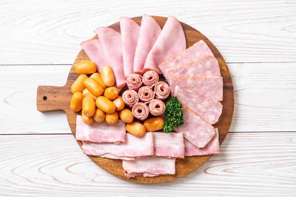 pastırma, sosis, jambon füme ve barbekü pastırma ahşap tahta üzerinde