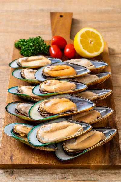 malzemelerle ahşap tahta üzerinde taze midye