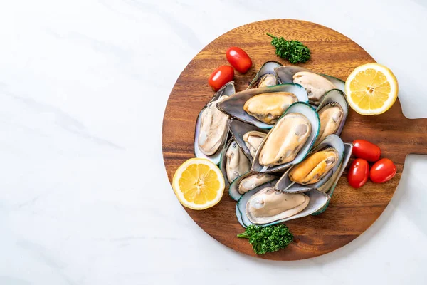 malzemelerle ahşap tahta üzerinde taze midye