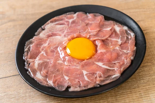 taze dilimlenmiş domuz ham yumurta pişirme veya shabu shabu ve sukiyaki yapma ile