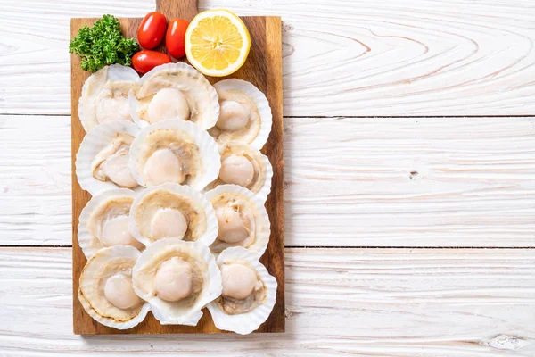 Ahşap tahta üzerinde taze kabuk tarak