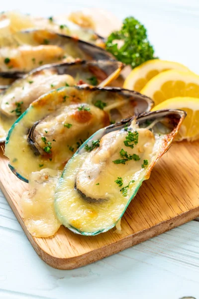 Peynirli taze midye.