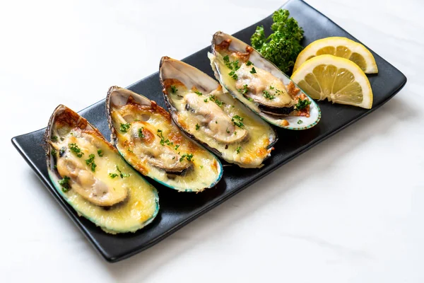 Peynirli taze midye.