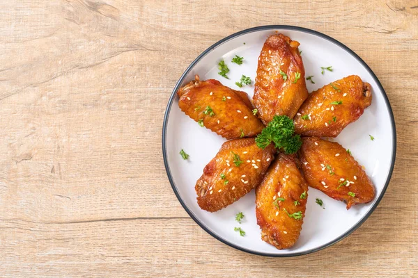 Beyaz susamlı ızgara tavuk kanadı.