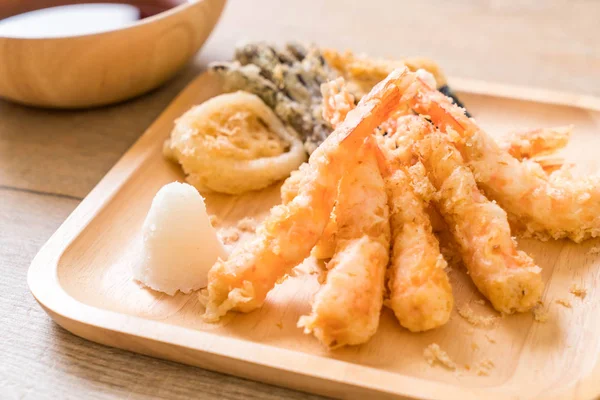 karides tempura (hırpalanmış kızarmış karides) sebze - Japon gıda tarzı