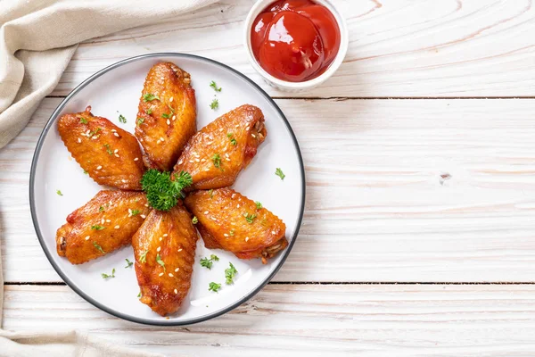 Beyaz susamlı ızgara tavuk kanadı.