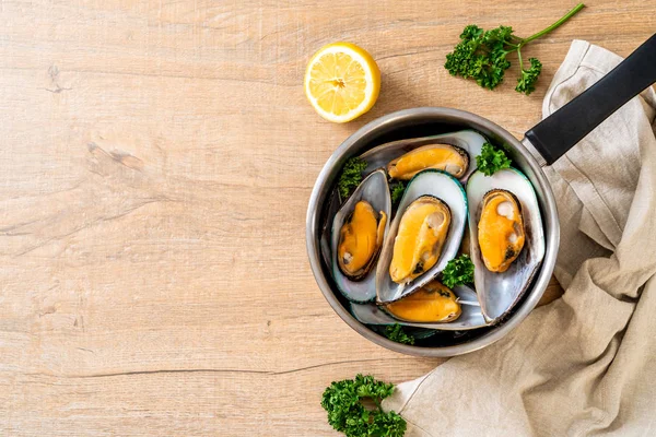 deniz ürünleri midye maydanoz ve limon ile