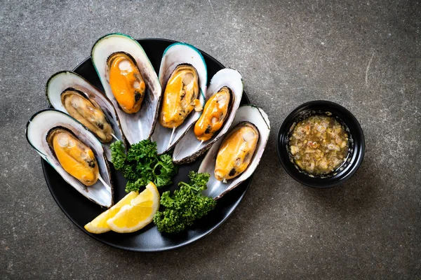 deniz ürünleri midye maydanoz ve limon ile